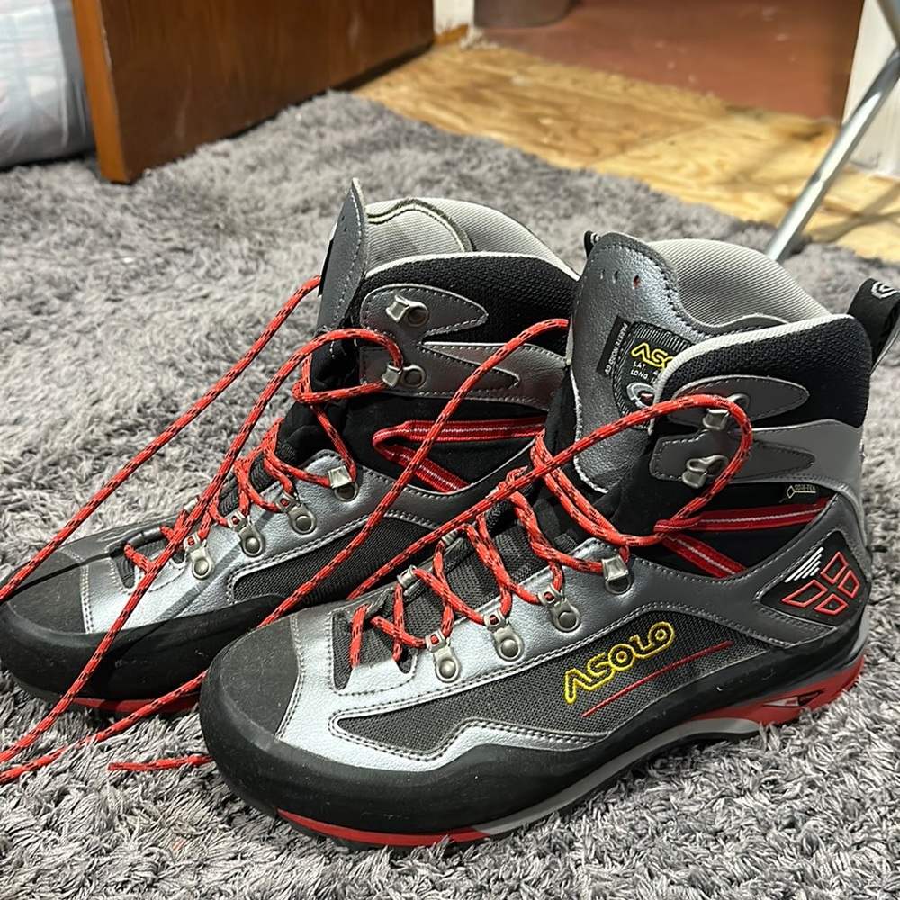 Asolo backpacking boots - Brand new features Vibram soles and Goretex